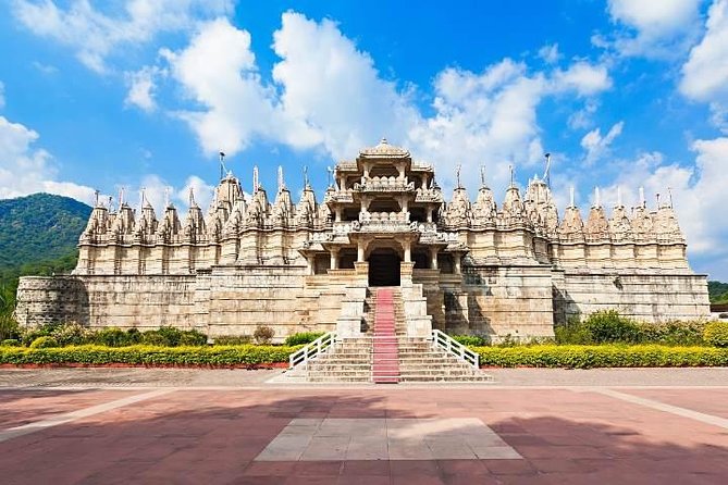 चतुर्मुखी जैन मंदिर – 1444 खंभों पर टिका हुआ है ये अद्भुत प्राचीन मंदिर