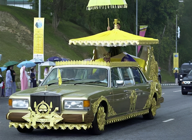 Sultan of Brunei के पास है सोने का महल, गाडी और हवाई जहाज भी