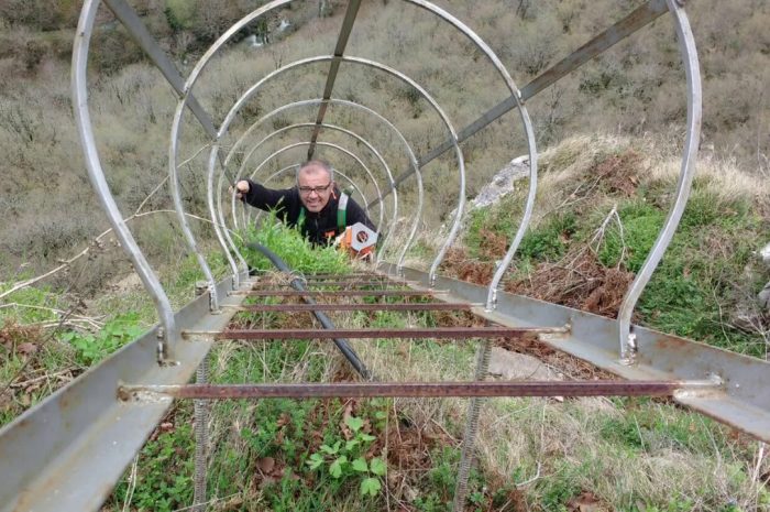 काट्स्खी पिलर – १३० फुट की ऊंचाई वाले पहाड़ पर रहता है ये अकेला इंसान